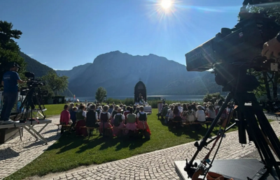 Im Sommer 2025 feierte Pfarrer Michael Unger eine Feldmesse am Ufer des Altausseer Sees.