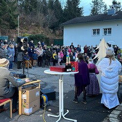 Am Hl. Abend wurde das Krippenspiel am Platz hinter der Pfarrkirche nochmals aufgeführt.