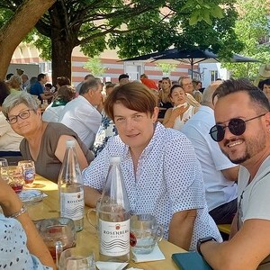 Im Schatten beisammensitzen