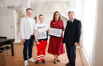 Nina Just und Silke Jungbauer vom Roten Kreuz Steiermark zu Gast bei Generalvikar Erich Linhardt. Ökonom Martin Halmer stellt Gebäude der Diözese für mobile Blutspende-Aktionen zur Verfügung.