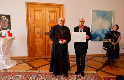 Diözesanbischof WIlhelm Krautwaschl überreichte Franz Küberl den päpstlichen Gregoriusorden für seine Verdienste um die steirische katholische Kirche.