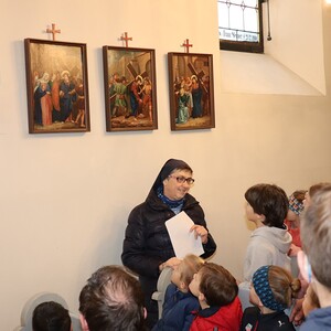 Sr. Maria erklärt die Kreuzwegstationen.