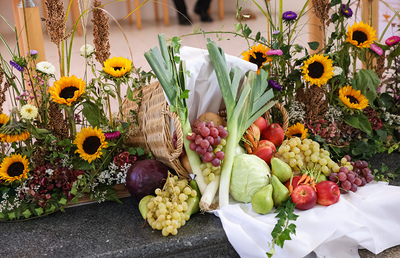 Viele Gaben und Erntekronen prägen die Erscheinung steirischen Kirchenräume in den Herbstmonaten