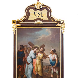 Simon von Cyrene hilft Jesus das Kreuz tragen.