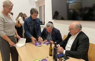 Zuerst Lesen, dann signieren - diesmal im 'Haus der Begegnung' der Pfarre Kalsdorf.