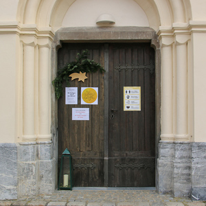 Michael Fürnschuß Eingang der Pfarrkirche Dobl am Tag