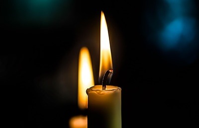 Am 14. Dezember werden zum Gedenken an Sternenkinder Kerzen ins Fenster gestellt.