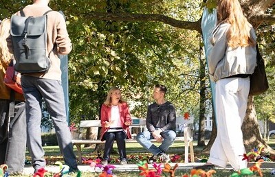 Schülerinnen und Schüler der HLW Sozialmanagement schmücken das Plauderbankerl am Aktionstag mit Blumen