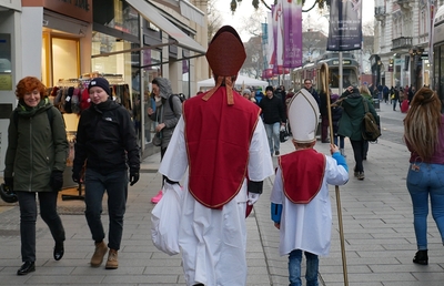 Am 6. Dezember sind in der Grazer Herrengasse große und kleine Nikoläuse unterwegs.