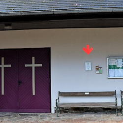 Die Tafel befindet sich rechts neben den Eingangstüren zur Aufbahrungshalle - siehe roter Pfeil
