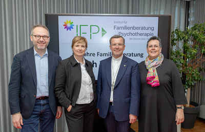 Festredner Prof. Ralf Lutz, KA-Generalsekretärin Anna Hollwöger, Weihbischof Johannes Freitag und IFP-Leiterin Christiane Sprung-Zarfl bei der 50er-Feier des IFP in Graz.
