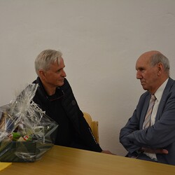 Medizinalrat Wehle nimmt die Möglichkeit des persönlichen Gespräches in Anspruch.