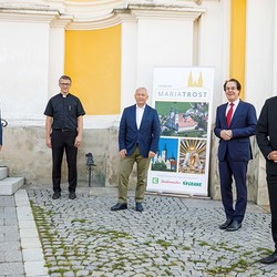 Pfarrer Mag. Dietmar Grünwald, Franz Küberl (Obmann des 'Verein Freunde und Förderer der Basilika Mariatrost'), DI Christian Purrer (Vorstandssprecher Energie Steiermark und Ko-Vorsitzender 'Zukunfstkomitee Basilika Mariatrost', Spendenpartner), Mag.