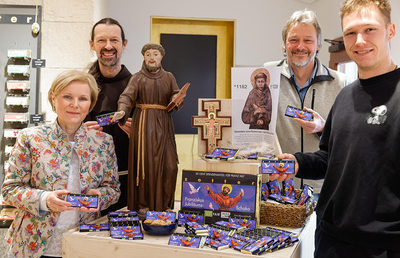 Gertraud Schaller-Pressler, P. Andreas Holl OFM, Albin und Peter Linzbichler (v.li.n.re) präsentieren die Franziskus-Schokolade von Josef Zotter.